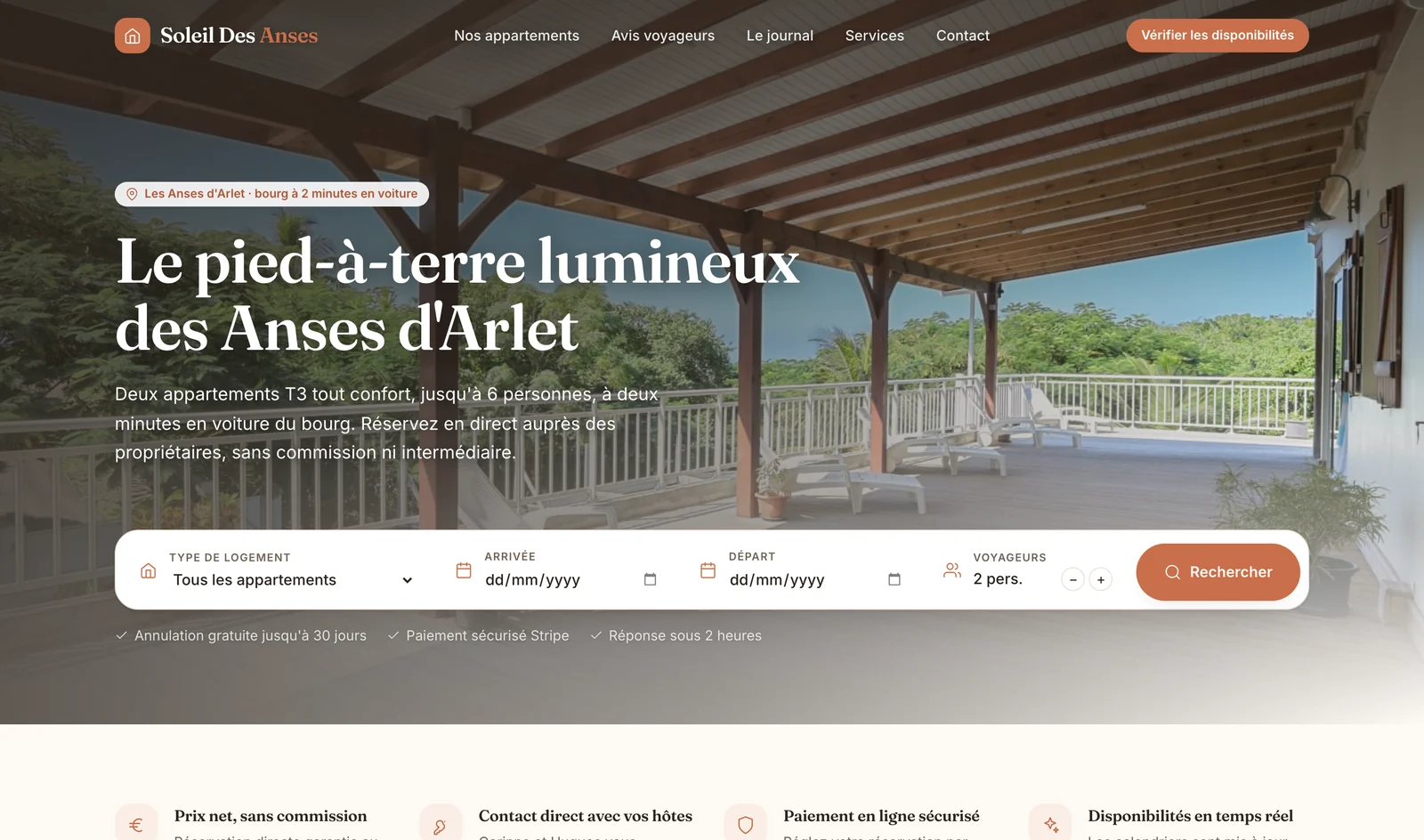 La page d'accueil de Soleil Des Anses : la terrasse couverte d'un des appartements et le moteur de recherche de disponibilités